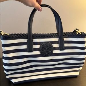 Tory Burch East West Marion Navy Blue/White Stripe
Nylon and Leather Tote Medium